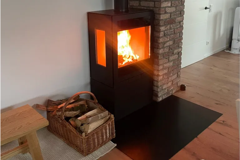 Beispielbild fertig eingebauter Kaminofen